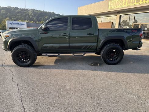 Used 2021 Toyota Tacoma TRD Off-Road w/ TRD Premium Off Road Package AWD/4WD image 3