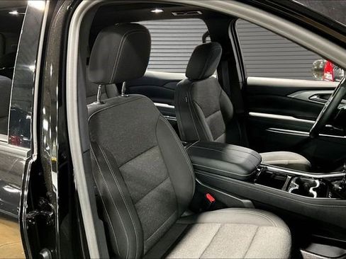 Used 2024 Chevrolet Traverse LT w/ Enhanced Driving Package FWD image 24