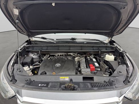 Used 2021 Toyota Highlander XLE AWD/4WD image 23