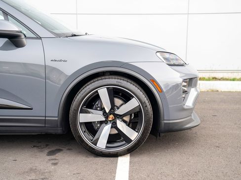 Certified 2025 Porsche Macan Electric image 9