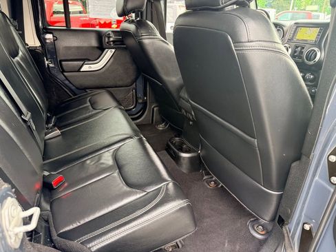 Used 2017 Jeep Wrangler Unlimited Sahara w/ Connectivity Group AWD/4WD image 31