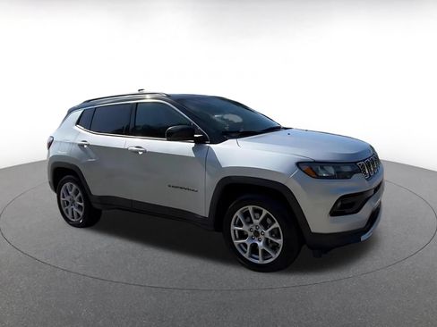 Used 2025 Jeep Compass Limited AWD/4WD image 2