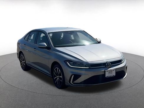 Used 2025 Volkswagen Jetta SE image 2