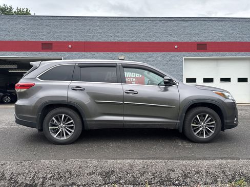 Used 2018 Toyota Highlander XLE AWD/4WD image 2