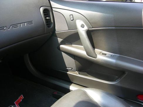 Used 2006 Chevrolet Corvette Convertible w/ Preferred Equipment Group RWD image 15
