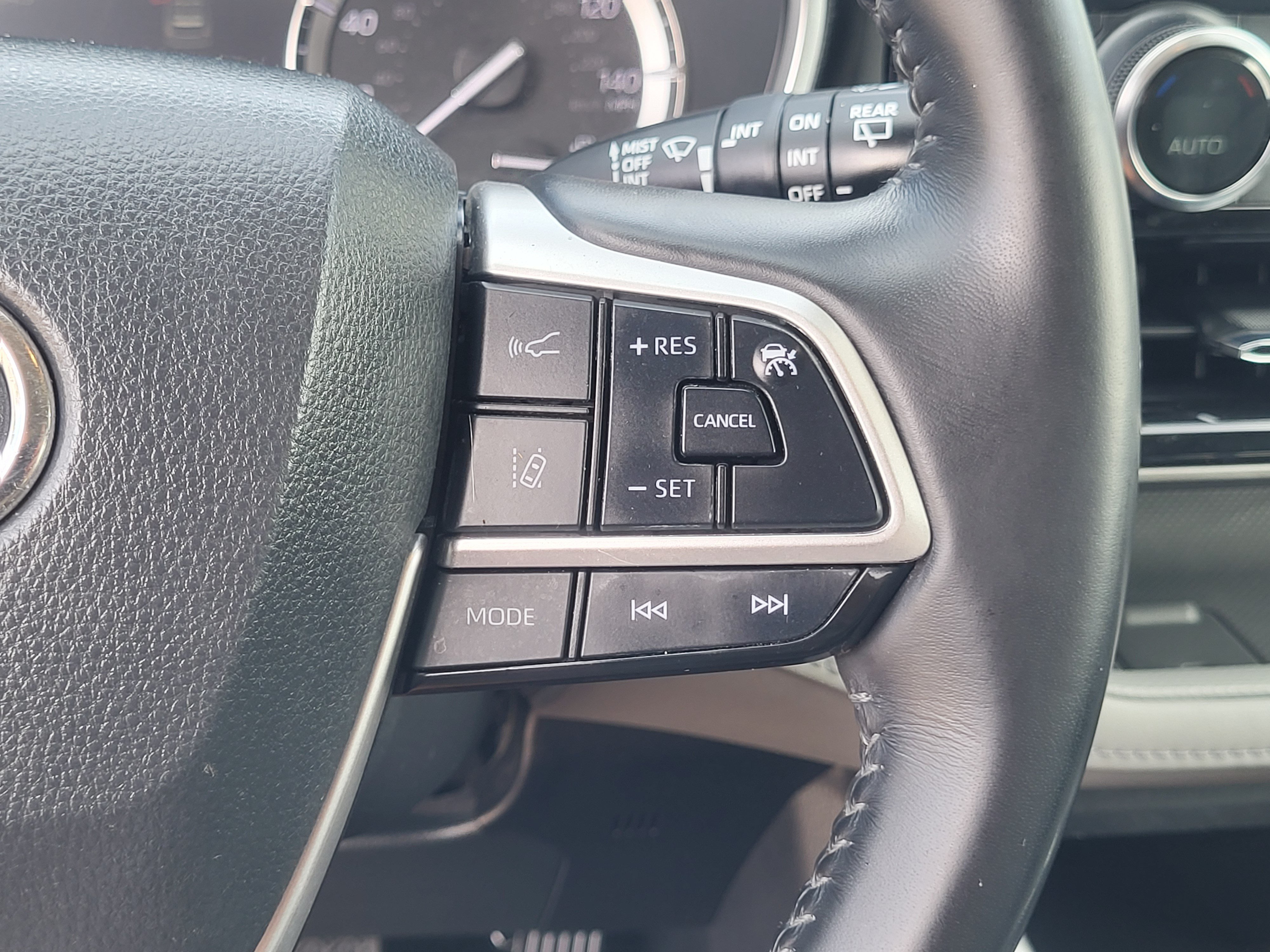 Used 2022 Toyota Highlander XLE AWD/4WD image 16