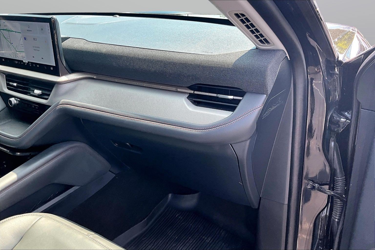 Used 2025 Ford Explorer Active w/ Active Comfort Package AWD/4WD image 22