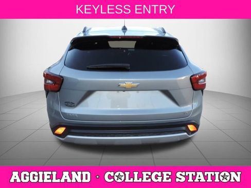 Used 2025 Chevrolet Trax LT w/ LT Convenience Package image 5