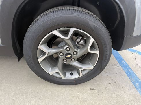 Used 2025 Chevrolet Trax LT FWD image 28