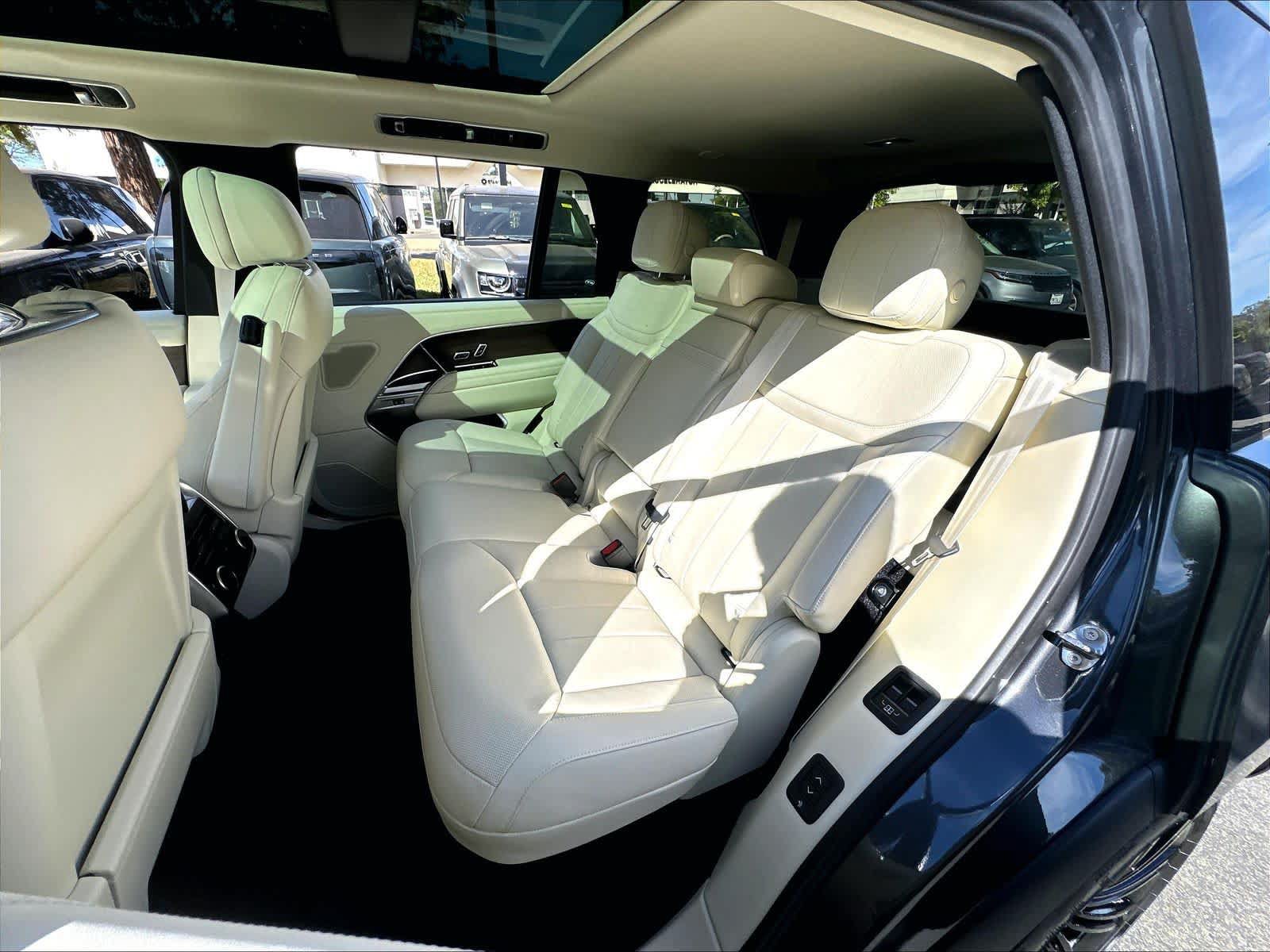 New 2026 Land Rover Range Rover Long Wheelbase SE AWD/4WD image 12