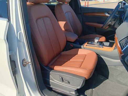 Used 2023 Audi Q5 Premium w/ Convenience Package image 11