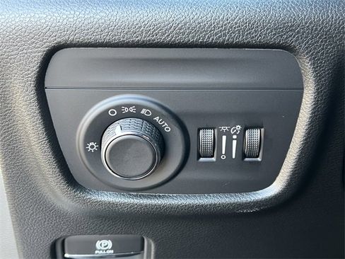 New 2025 Jeep Grand Cherokee Altitude image 16