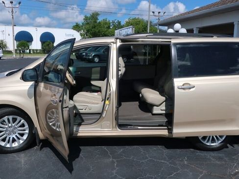 Used 2011 Toyota Sienna XLE w/ Premium Pkg image 13