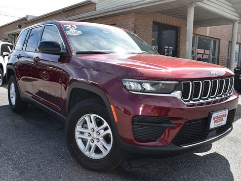 Used 2023 Jeep Grand Cherokee Laredo w/ Luxury Tech Group I AWD/4WD image 1