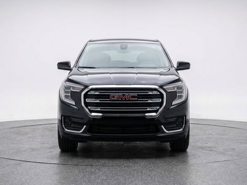 Used 2024 GMC Terrain SLE image 2