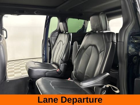Used 2025 Chrysler Pacifica Limited FWD image 26