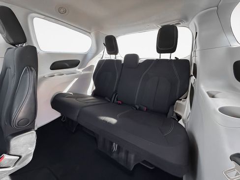Used 2023 Chrysler Voyager LX image 17