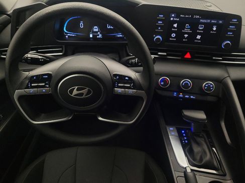 Used 2025 Hyundai Elantra SE FWD image 22