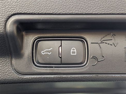 Used 2022 Ford Explorer Limited image 13