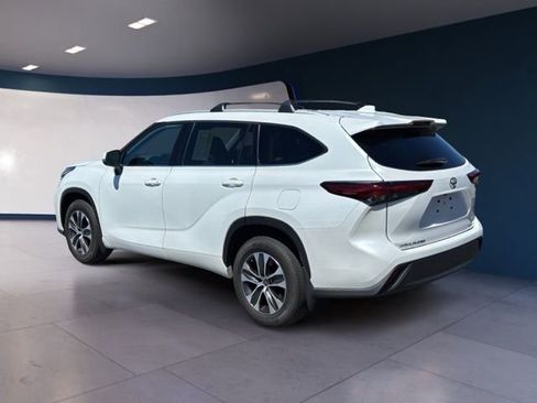 Used 2022 Toyota Highlander XLE AWD/4WD image 3
