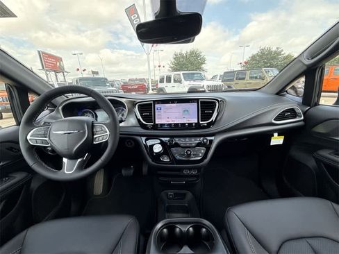 New 2025 Chrysler Pacifica Select image 15