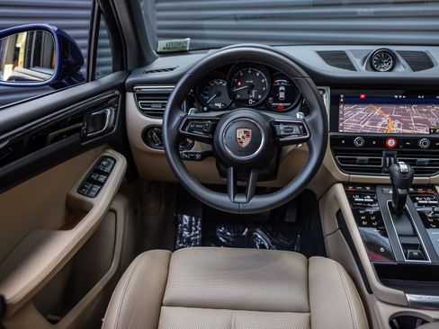 Certified 2026 Porsche Macan AWD/4WD image 13