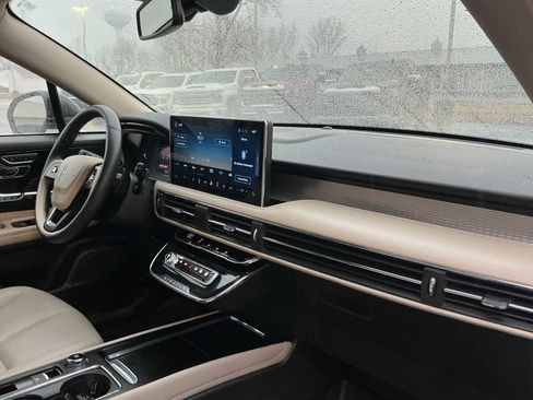Used 2025 Lincoln Corsair AWD image 24