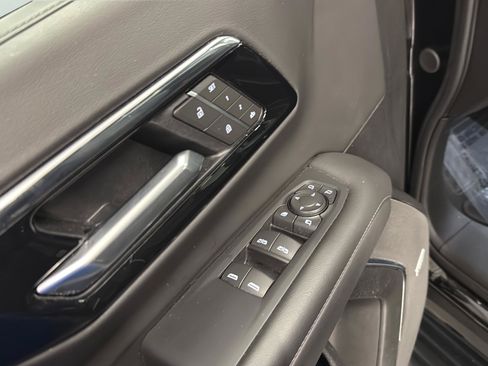 Used 2025 Chevrolet Suburban LT w/ Comfort Package AWD/4WD image 11