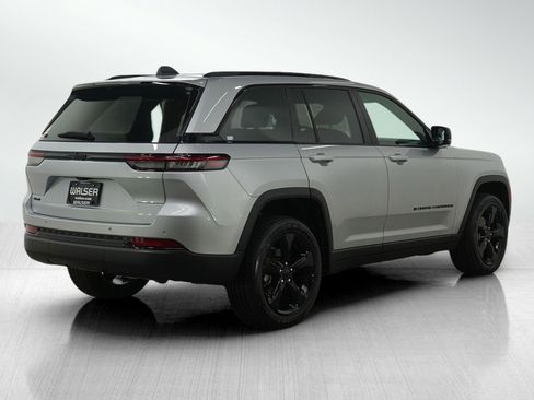 Used 2024 Jeep Grand Cherokee Altitude image 5