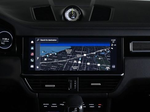 Certified 2022 Porsche Cayenne Turbo S AWD/4WD image 15