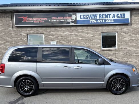 Used 2016 Dodge Grand Caravan SE FWD image 4