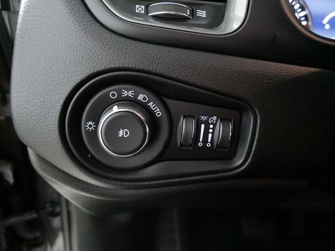 Used 2019 Jeep Renegade Limited image 26