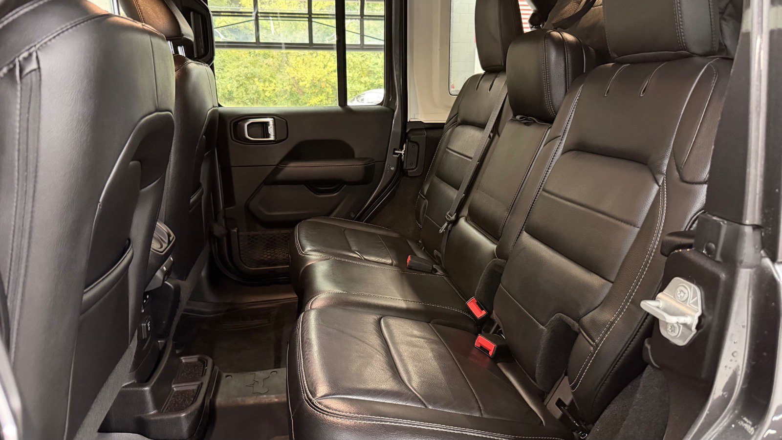 Used 2019 Jeep Wrangler Unlimited Sahara AWD/4WD image 27