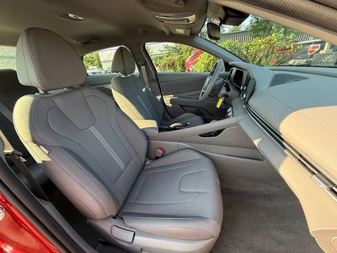 Certified 2025 Hyundai Elantra SE FWD image 35
