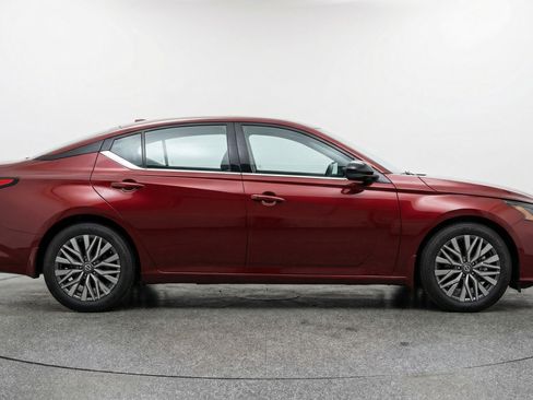 Used 2025 Nissan Altima 2.5 SV FWD image 11
