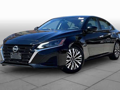 Used 2024 Nissan Altima 2.5 SV FWD image 2