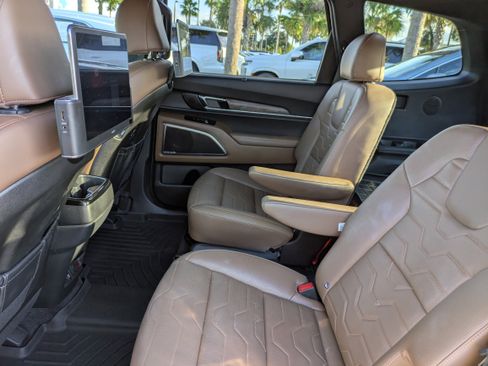 Used 2022 Kia Telluride SX w/ SX Prestige Package image 16
