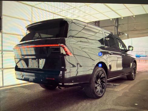 Used 2025 Lincoln Navigator L Reserve w/ Jet Appearance Package AWD/4WD image 2