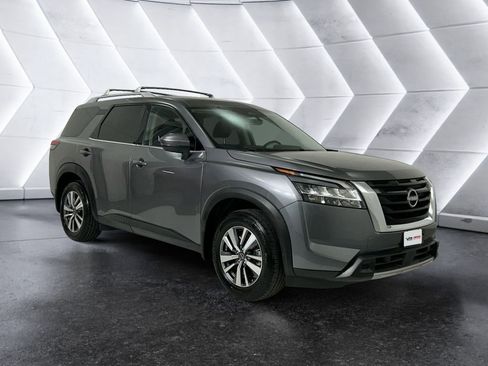 Used 2024 Nissan Pathfinder SL image 1
