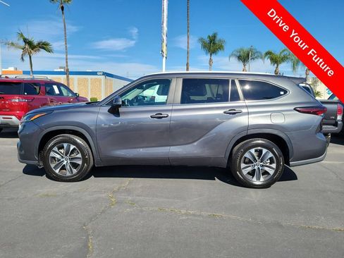 Used 2024 Toyota Highlander XLE FWD image 32
