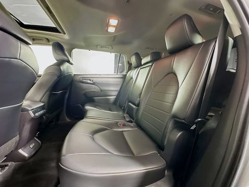 Used 2022 Toyota Highlander XLE AWD/4WD image 24