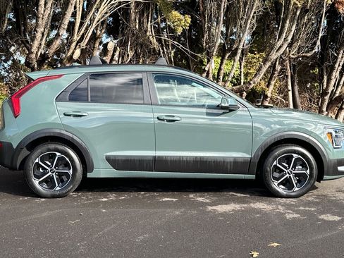 Certified 2025 Kia Niro EX image 3