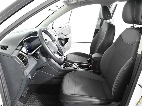 Certified 2025 Volkswagen Taos SE AWD/4WD image 18