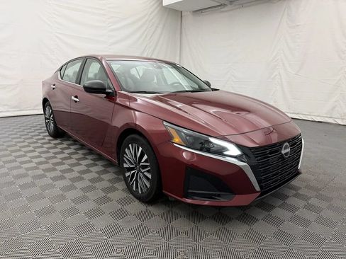 Used 2025 Nissan Altima 2.5 SV FWD image 2