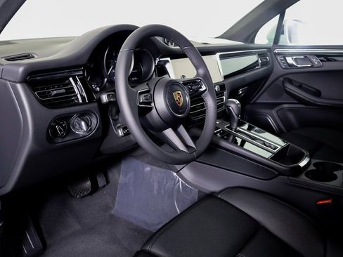 Certified 2025 Porsche Macan image 4