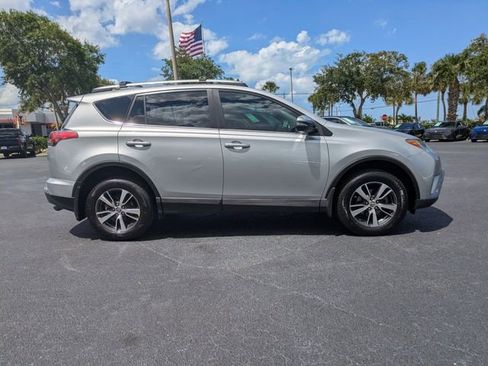 Used 2018 Toyota RAV4 XLE AWD/4WD image 3