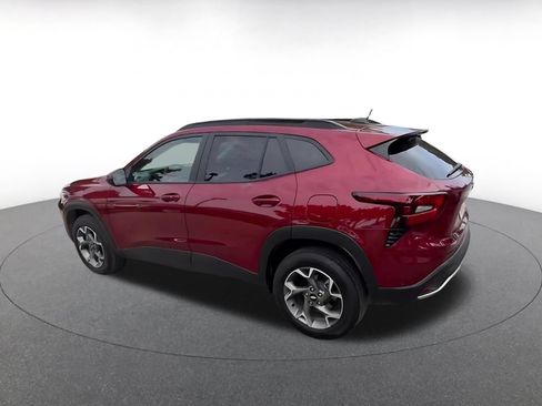 Used 2025 Chevrolet Trax LT w/ LT Convenience Package FWD image 7