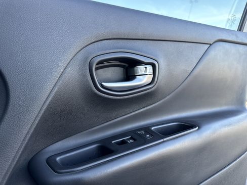 Used 2018 Jeep Renegade Altitude image 39