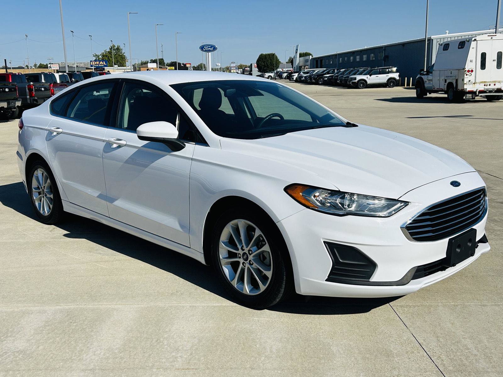 Used 2019 Ford Fusion SE FWD image 2