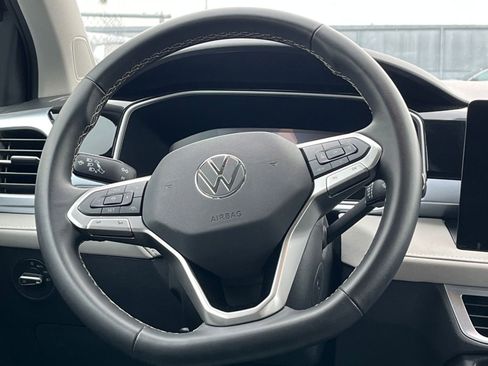 Used 2025 Volkswagen Taos SE image 28